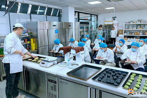 食光煥新，焙香滿園——記飲食中心春夏烘焙新品發(fā)布暨學(xué)生食堂烘焙飲品技能培訓(xùn)